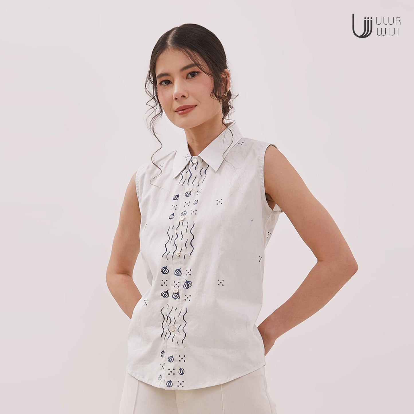 Ulur Wiji - Sleeveless Blouse DUALISM White Navy Natural Dye Hand-drawn Batik