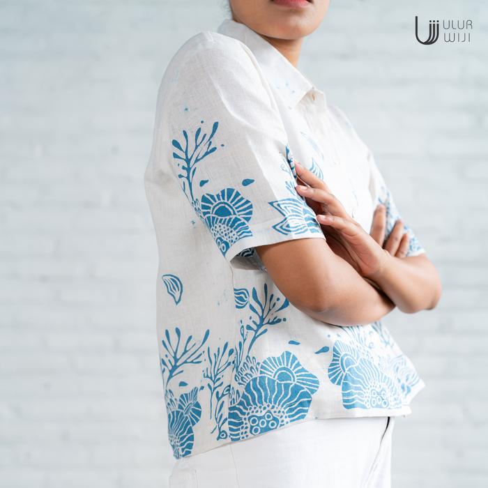 Ulur Wiji - FOREST Crop Women's Shirt Short Sleeve Hand-drawn Batik Natural Color